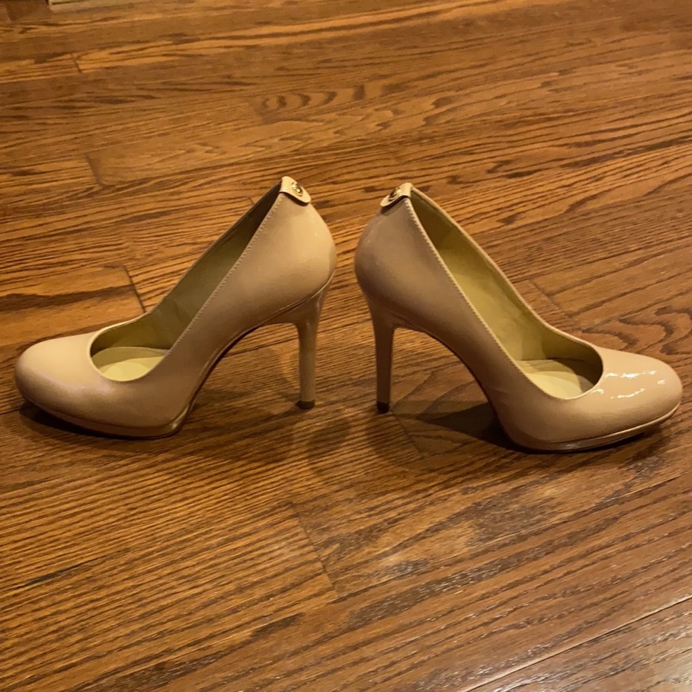 Michael Kors Davis Patent Pump - Picture 5 of 11